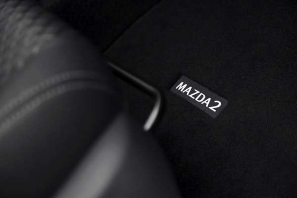 Mazda представила новый гибридный хэтчбек/Фото: Mazda Mazda