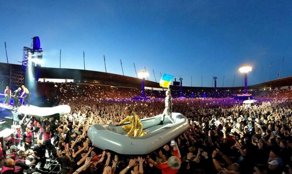 Немецкая металл-группа Rammstein развернула флаг Украины на своем концерте в Цюрихе. Видео