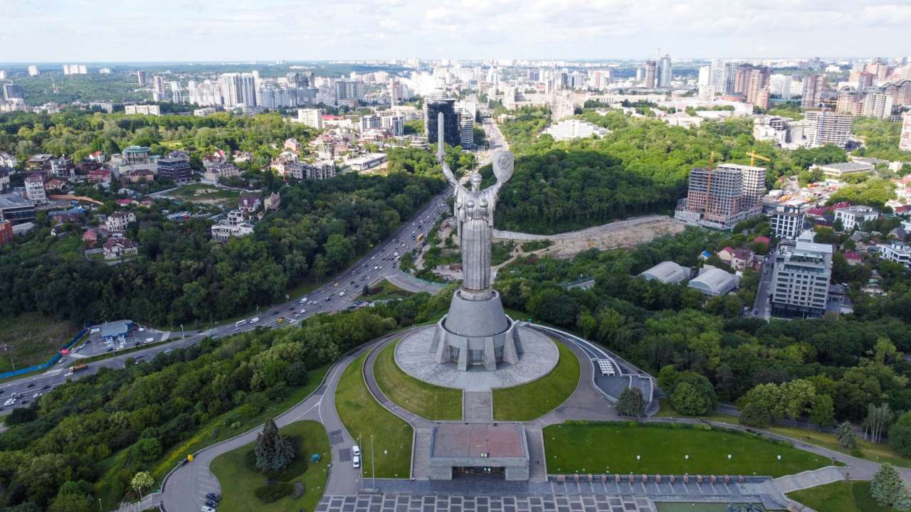 У “Дії” проводять опитування щодо герба СРСР на монументі “Батьківщина-Мати”/Фото: Artem Zhukov/Unsplash Долю монумента “Батьківщина-Мати” у Києві вирішують голосуванням в “Дії”