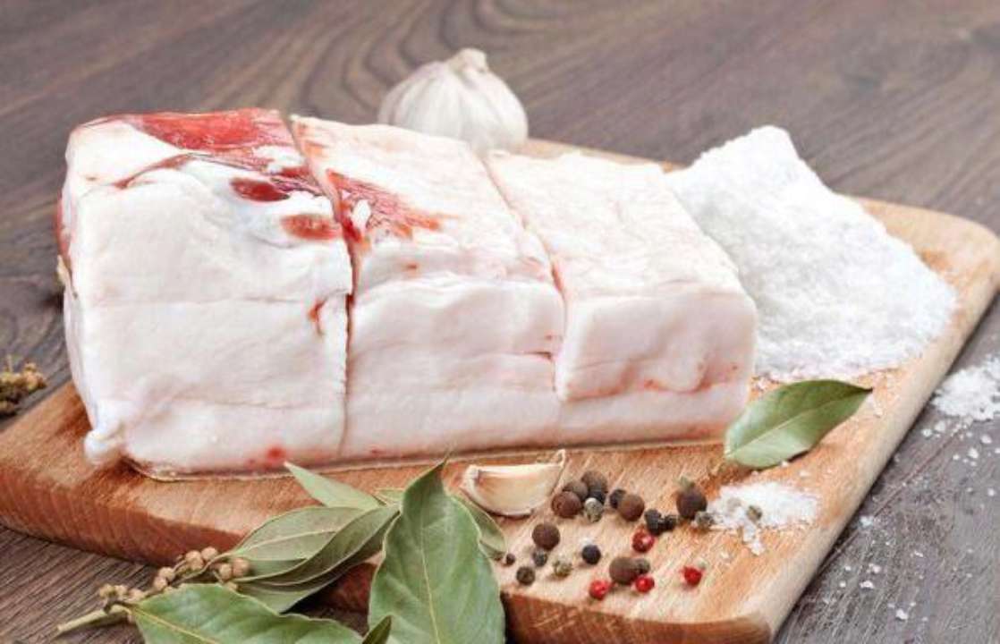 Нестандартна страва: готуємо сало з начинкою/Фото: Pinterest Оригінальна закуска: покроковий рецепт сала з начинкою