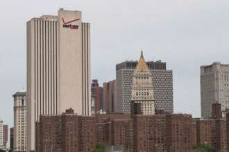 Пользователи соцсети выбрали самые ужасные здания в мире/Фото: Andrew Burton/Getty Images Verizon Building