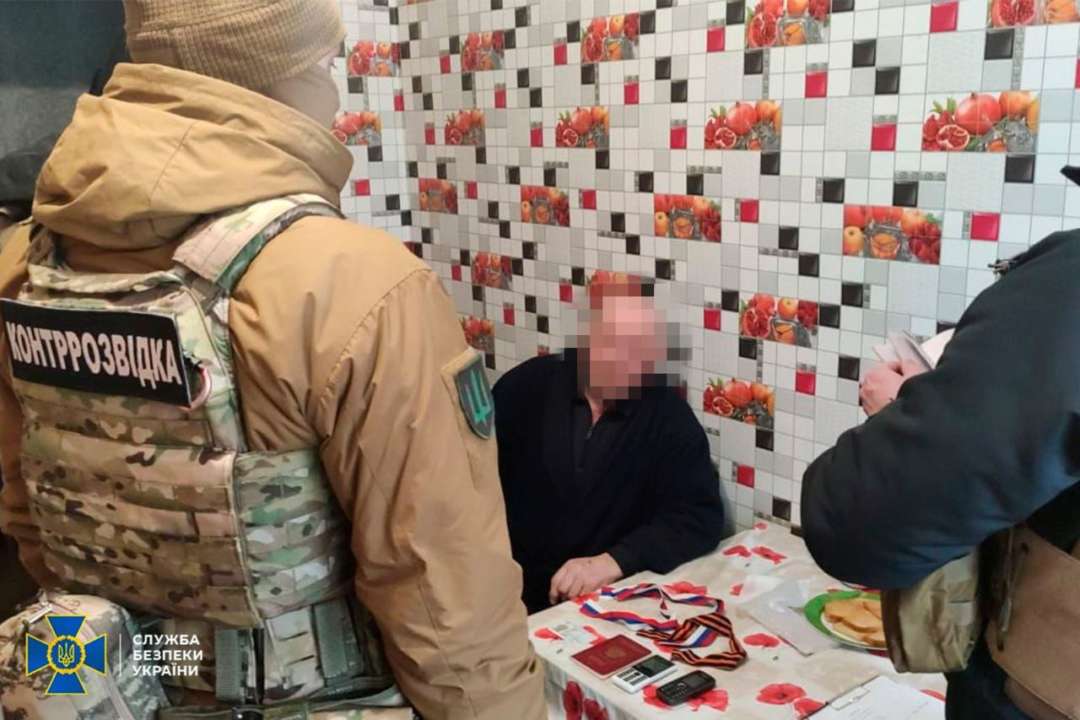 Під час обшуку у чоловіка вилучили заборонену в Україні символіку тоталітарних режимів та мобільні телефони Під час обшуку у чоловіка вилучили заборонену в Україні символіку тоталітарних режимів та мобільні телефони