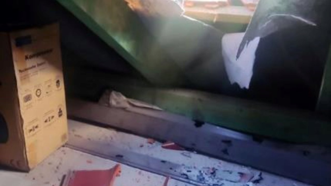 Неизвестный металлический предмет упал на дом в Польше