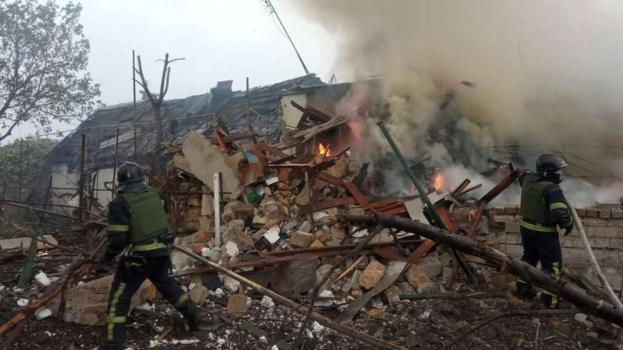 Зазнали руйнувань будинки: наслідки російських атак на Одесу 20 квітня Зазнали руйнувань будинки: наслідки російських атак на Одесу 20 квітня