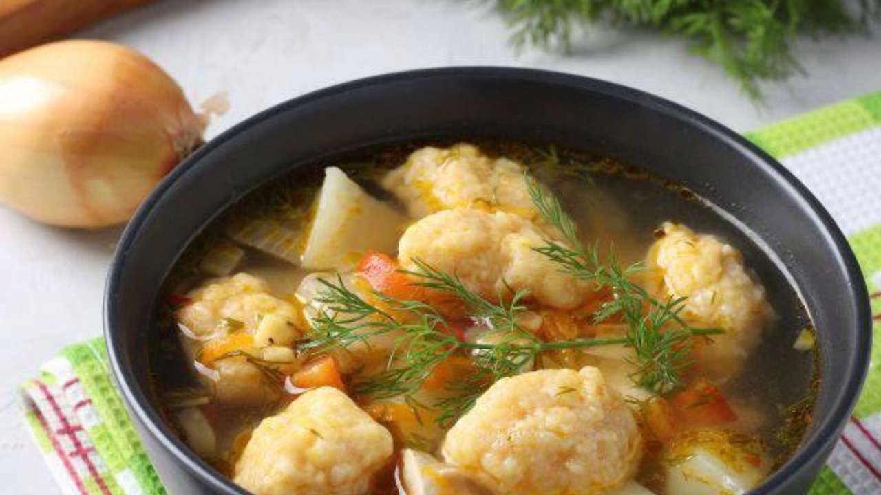 Для тих, хто не може без рідкого: курячий супчик із сирними кульками
