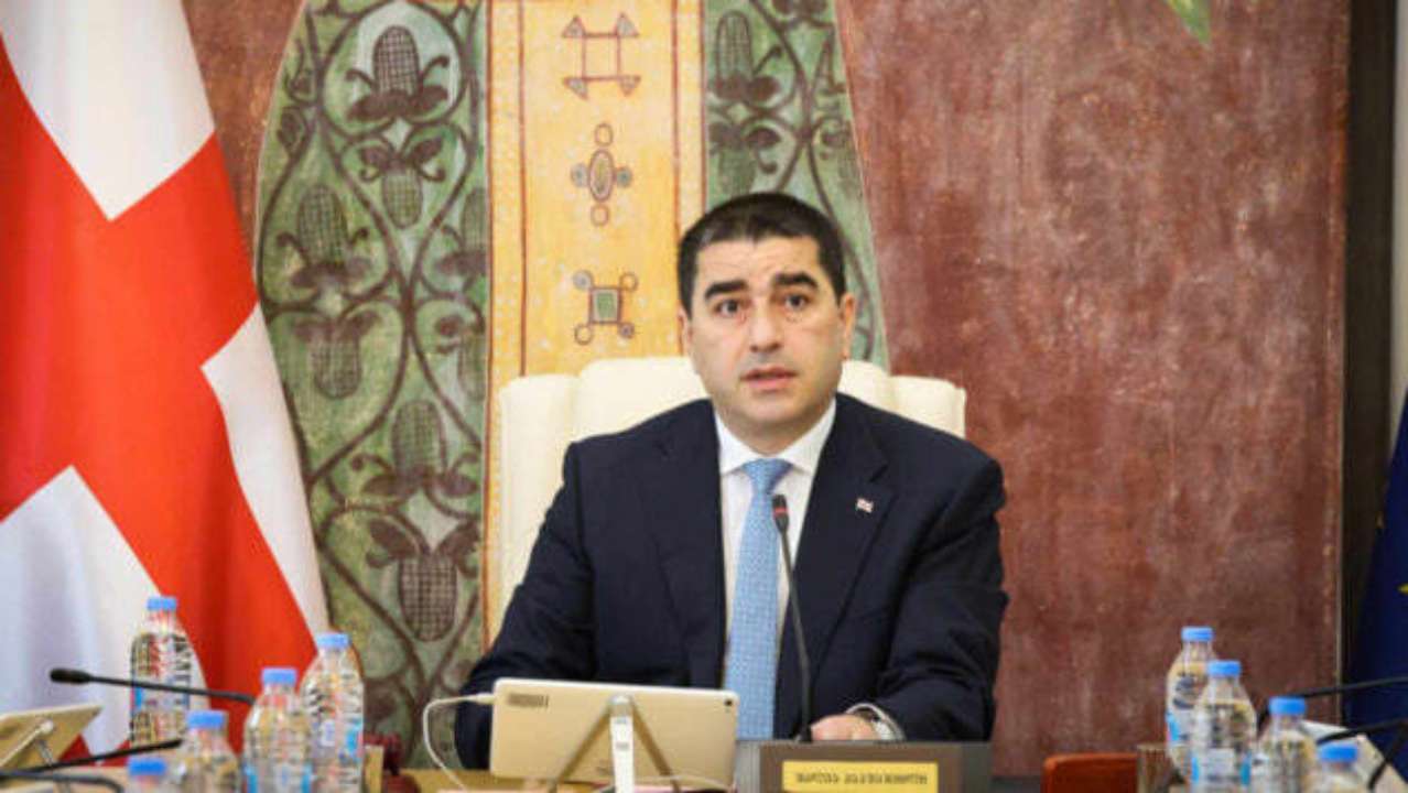 Спикер парламента Грузии подписал закон об иноагентах/Фото: ekhokavkaza Спикер парламента Грузии подписал закон об иноагентах