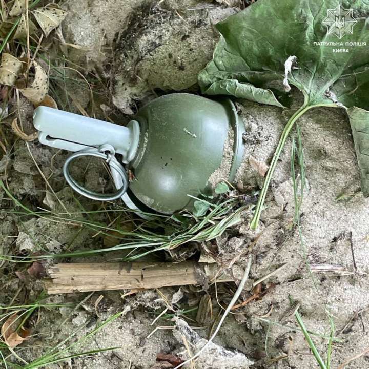 У столиці продовжують знаходити гранати просто посеред вулиці / Фото: t.me/kyivpatrol У столиці продовжують знаходити гранати просто посеред вулиці / Фото: t.me/kyivpatrol
