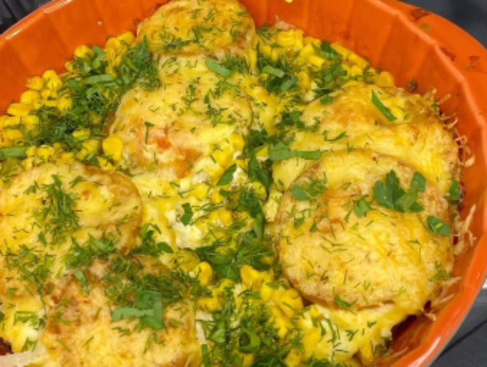 Соковите куряче філе з консервованою кукурудзою/Фото: скрін Соковите куряче філе з консервованою кукурудзою: смачна вечеря за декілька хвилин