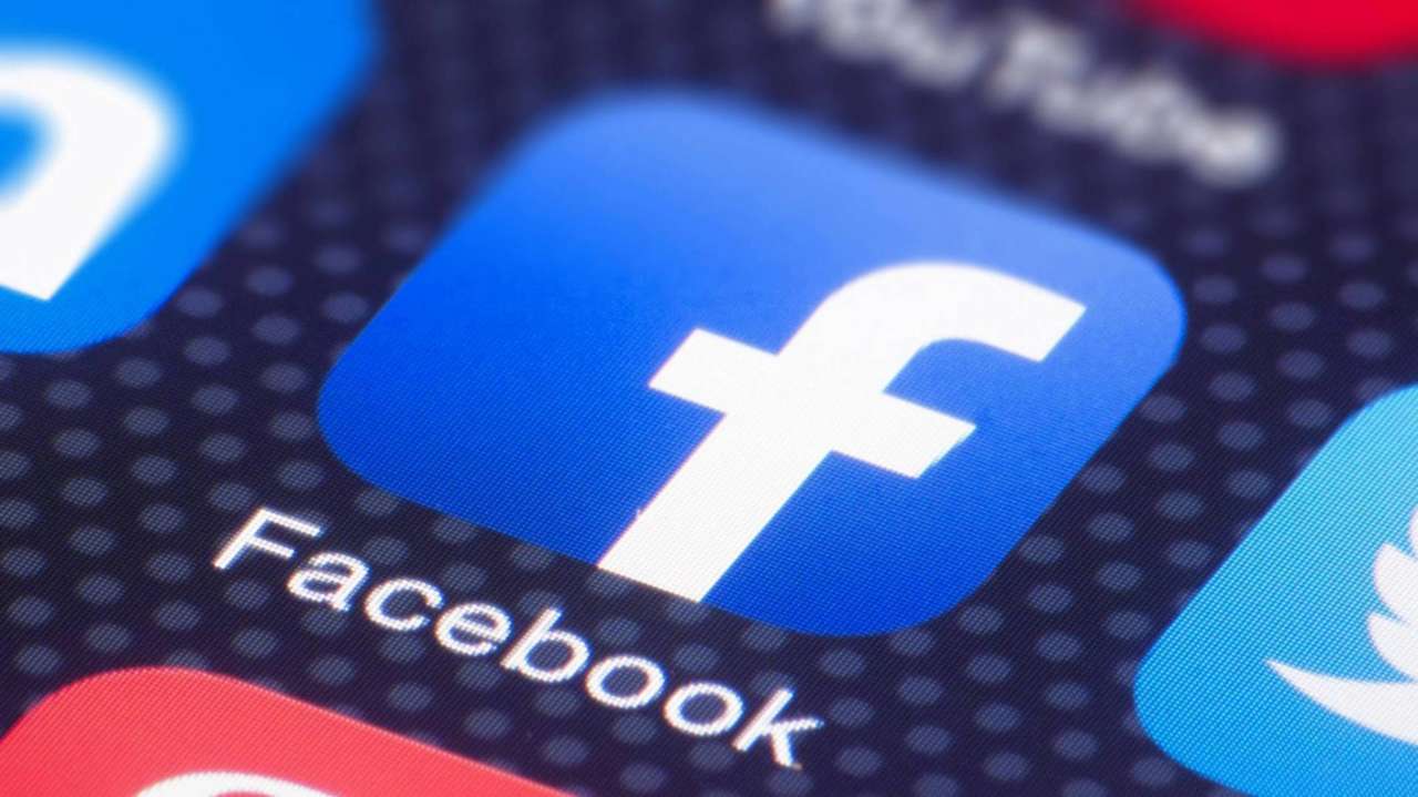 Facebook начал уменьшать количество политических публикаций