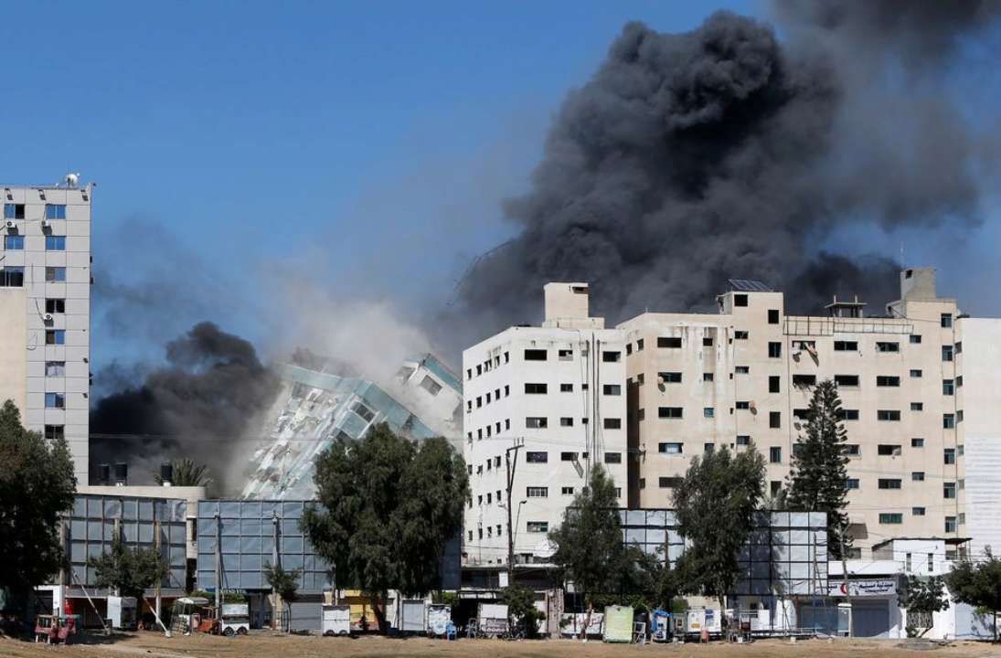 Фото: Reuters/Автор- Mohammed Salem Израиль уничтожил башню, где работали иностранные СМИ