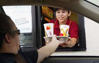Фото: Getty Images/ Автор: Justin Sullivan McDonald's залучає співробітників презентами