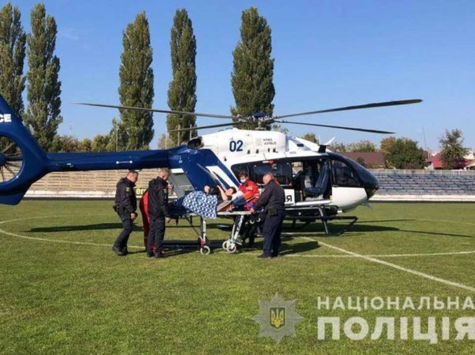 Приземлился на футбольное поле. В Киевской области при помощи вертолета спасли женщину