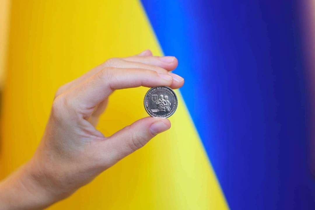 Нацбанк випустив першу пам'ятну медаль, присвячену містам героїв України: як вона виглядає