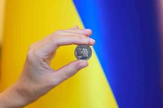 НБУ выпустил первую памятную медаль, посвященную городам героев Украины/Фото: NationalBankOfUkraine/Facebook Нацбанк выпустил первую памятную медаль, посвященную городам героев Украины: как она выглядит
