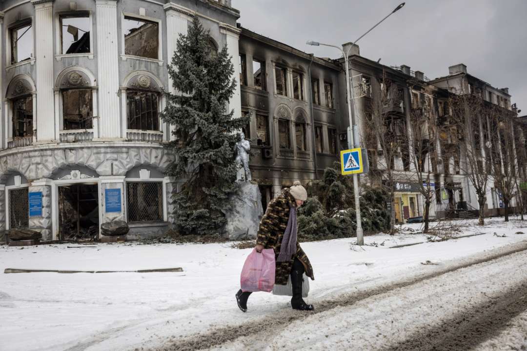 В НАТО прогнозируют падение Бахмута / Фото: John Moore/Getty Images Женщина переходит дорогу в Бахмуте