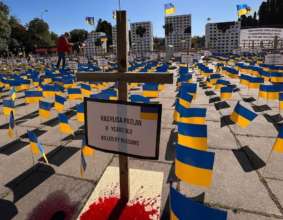 Активісти встановили інсталяцію біля пам'ятника радянським солдатам у Варшаві — українські прапори і хрести з іменами жертв російської агресії Активісти встановили інсталяцію біля пам'ятника радянським солдатам у Варшаві — українські прапори і хрести з іменами жертв російської агресії