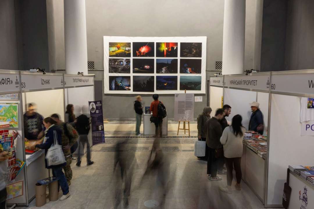 В Киеве прошла выставка фотокниги "Сміливі нести світло"