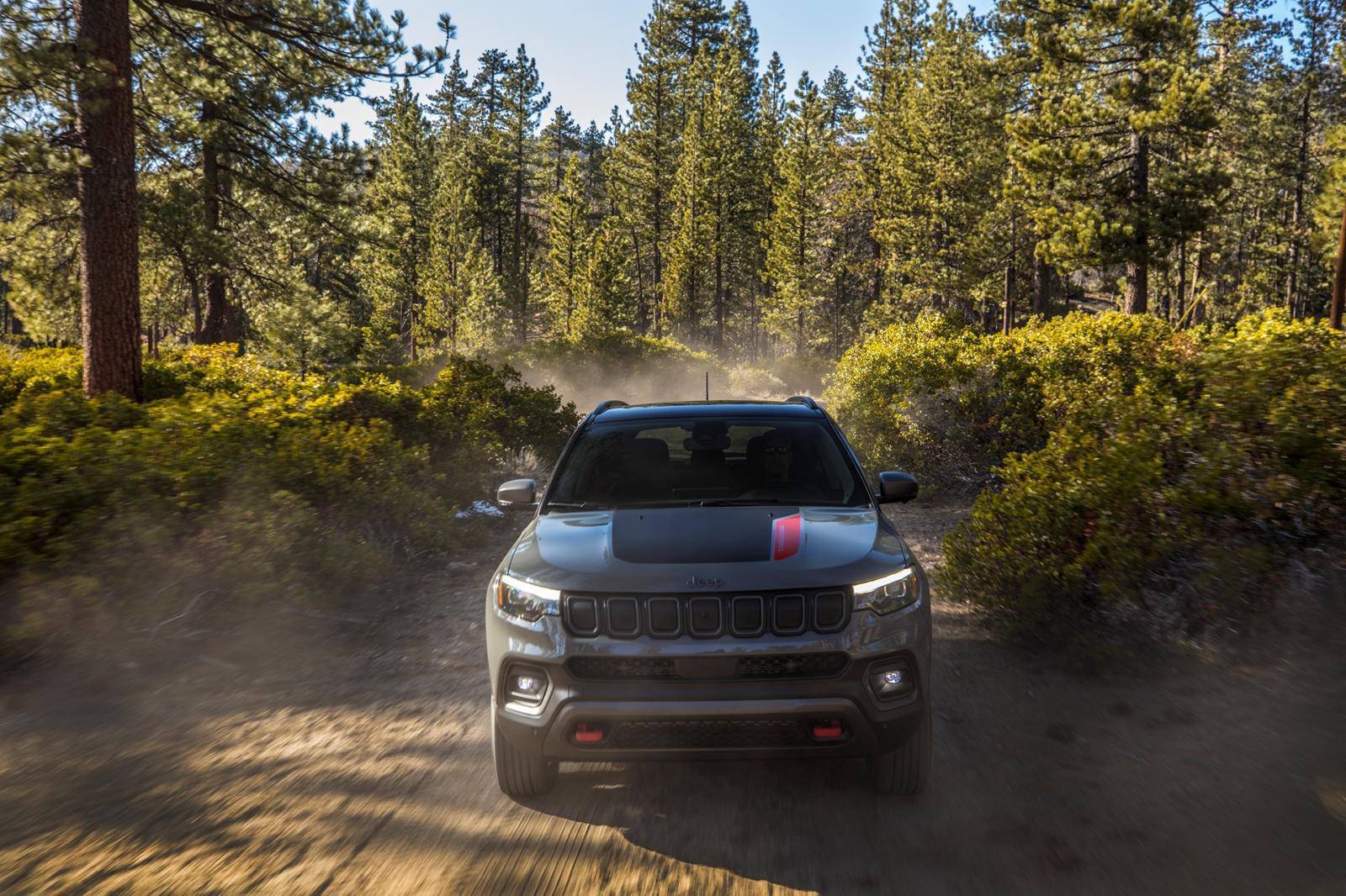 Фото: Jeep Jeep представила обновленную модель внедорожника Compass
