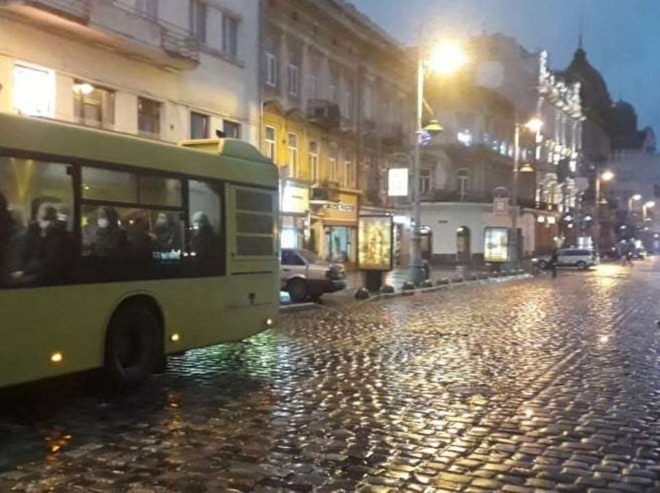 Во Львове водитель маршрутки сбил двух женщин / Фото: Поліція Львівської області Во Львове водитель маршрутки сбил двух женщин / Фото: Поліція Львівської області