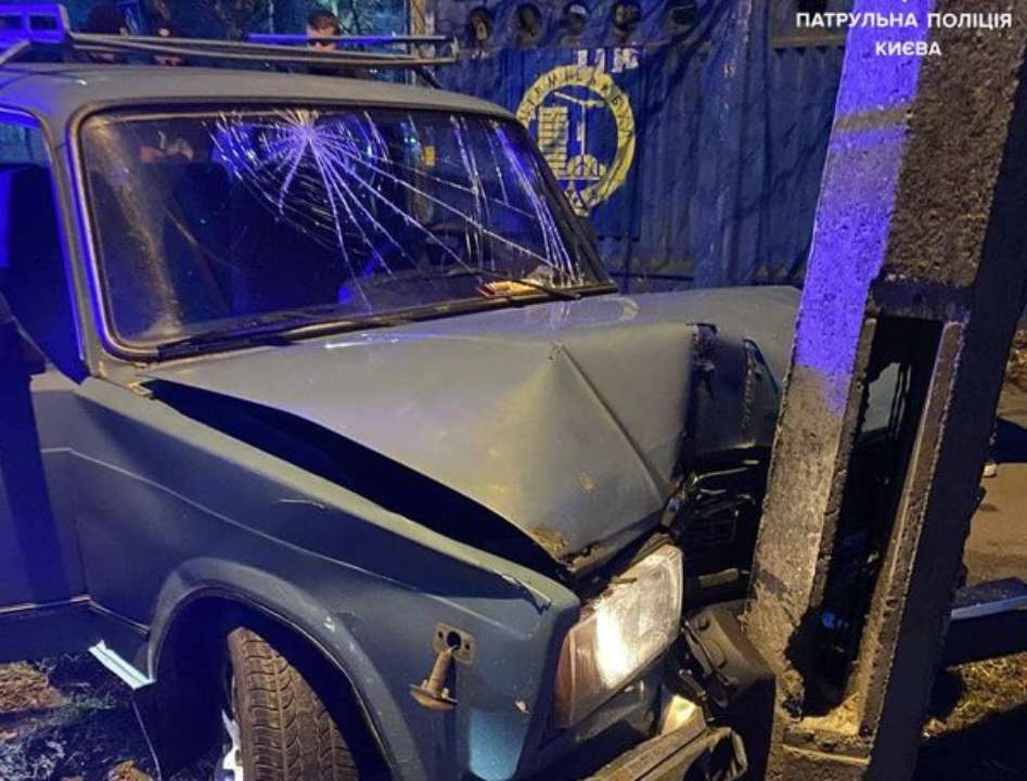 kyivpatrol У Києві п'яний водій намагався втекти від патрульних, але в'їхав у стовп