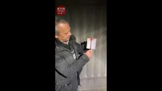 Российский журналист сжег свой паспорт гражданина рф/Фото: скрин видео Не хочу иметь ничего общего: российский журналист сжег свой паспорт гражданина рф