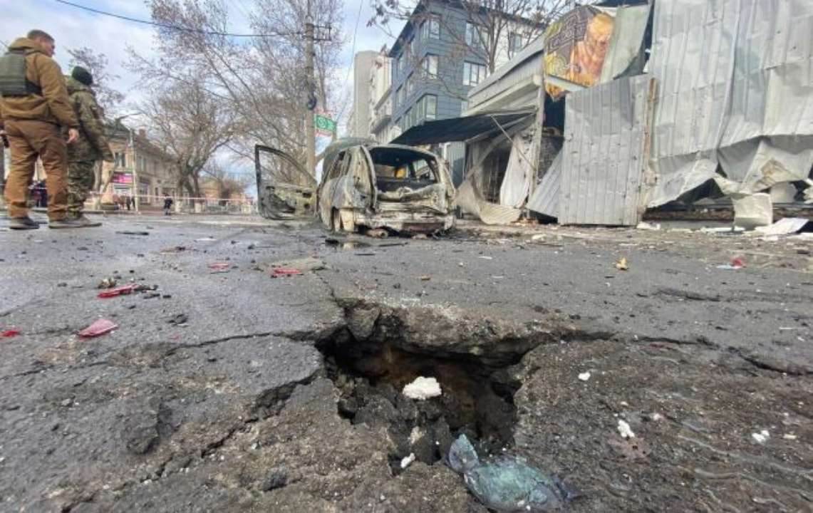 Оккупанты обстреляли Херсон. Фото: Телеграм Кирилла Тимошенко херсон пункт выдачи помощи