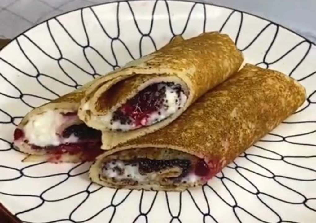 Блины с маком, творогом и вишней. Видеорецепт
