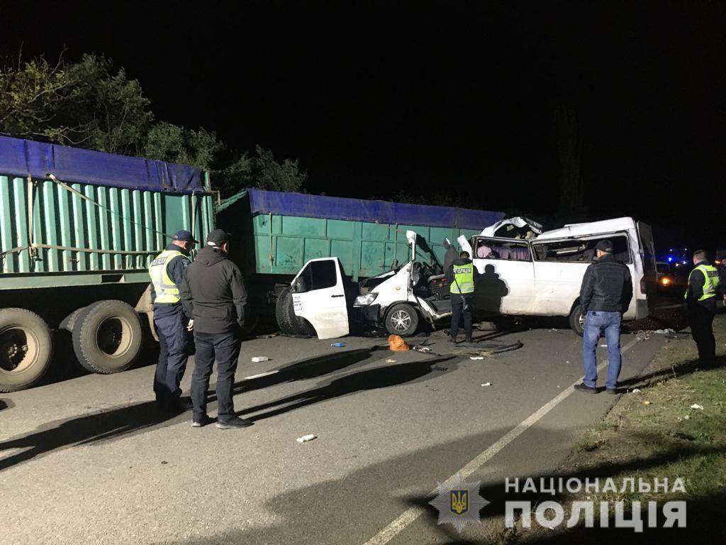 Фото: Нацпоиция В Николаевской области столкнулись грузовики и микроавтобус: среди погибших ребенок