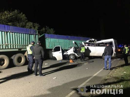 Фото: Нацполіція У Миколаївській області зіткнулися вантажівки та мікроавтобус: серед загиблих дитина