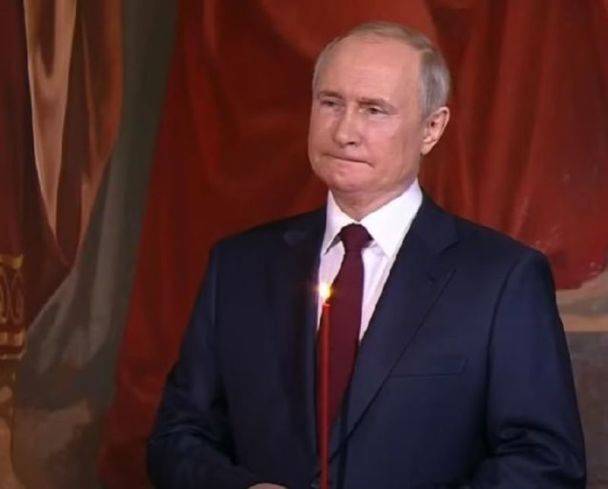 Скриншот из видео Он точно болеет: эксперты разобрали поведение путина на Пасхальном богослужении