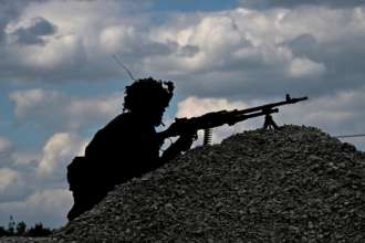 В Херсонской области военный рф расстрелял супругов в их собственном дворе/Фото: Jeff J Mitchell/Getty Images Погибли на месте: в Херсонской области рашист расстрелял супругов в их собственном дворе