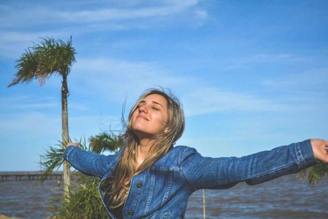 Щаслива жінка на березі моря