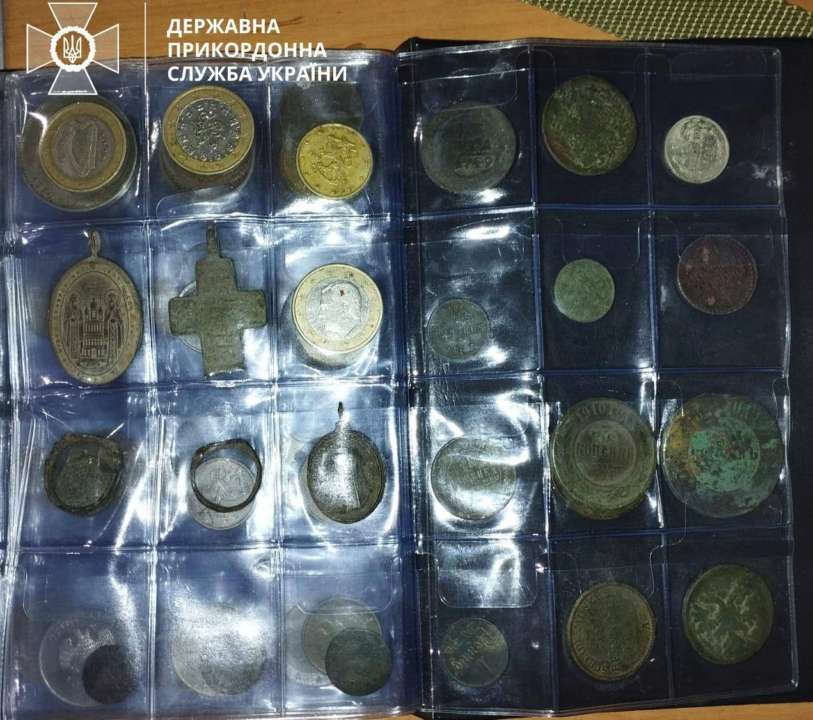 На кордоні з Польщею виявили контрабанду старовинних монет та ювелірних прикрас На кордоні з Польщею митники вилучили величезну колекцію старовинних монет та прикрас