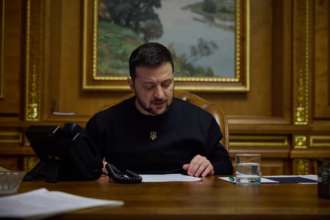 Менш критично налаштовані до влади в цьому питанні жителі сходу країни (57,5% згодні з наведеним твердженням) і прихильники Зеленського (47,8%) Менш критично налаштовані до влади в цьому питанні жителі сходу країни (57,5% згодні з наведеним твердженням) і прихильники Зеленського (47,8%)
