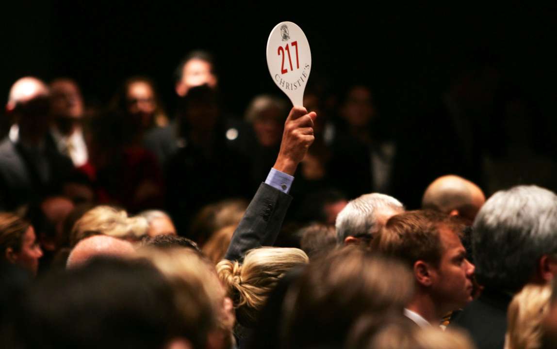 фото: gettyimages by Spencer Platt Картину Бэнкси впервые продадут за криптовалюту на аукционе Sotheby's
