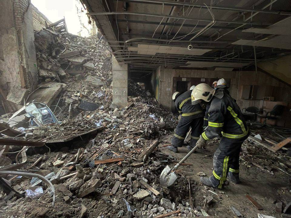 Обстріл Миколаївської ОДА/Фото: ДСНС України Кількість загиблих внаслідок обстрілу Миколаївської ОДА зросла до 15 осіб