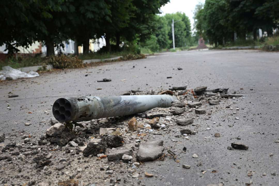 Рашисти вдарили по енергетичній інфраструктурі Запоріжжя/Фото: Scott Olson/Getty Images Залишки снаряда на дорозі