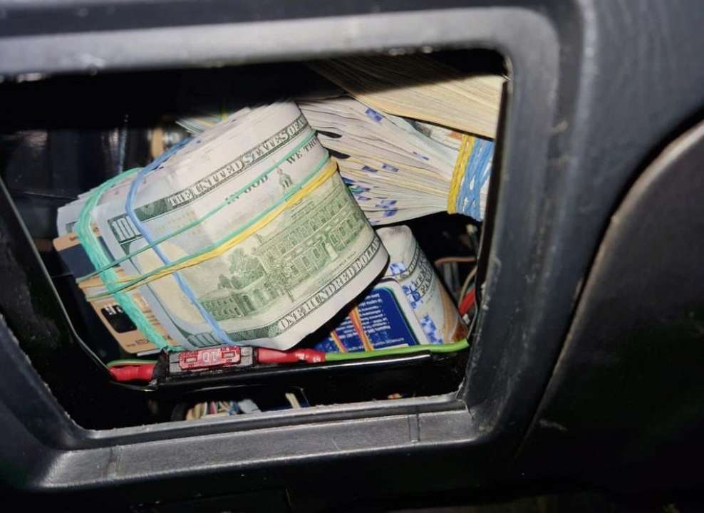 Прикордонники виявили у схованці машини $57 тисяч/Фото: ДПСУ