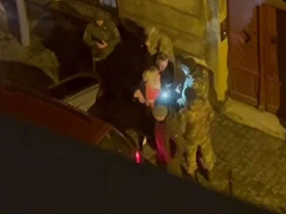 Жінка намагалася захистити свого чоловіка та зупинити працівників ТЦК Жінка намагалася захистити свого чоловіка та зупинити працівників ТЦК