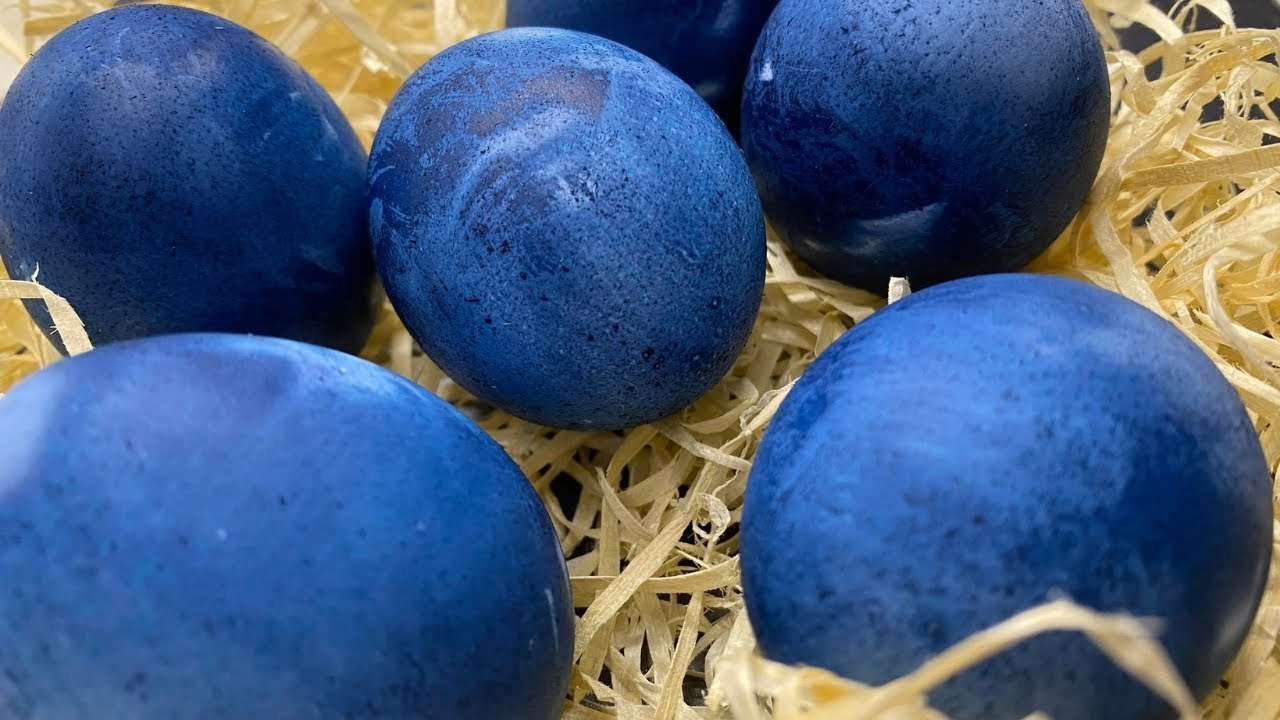 Як пофарбувати яйця капустою / Фото: youtube/@a_tastysnack Як пофарбувати яйця капустою / Фото: youtube/@a_tastysnack