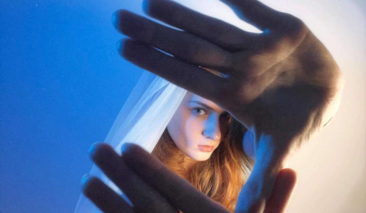 Геля Зозуля / Фото: instagram.com/gelya_zozulya Геля Зозуля воспевает темные времена в новой песне "Темно так"