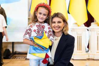Президент та перша леді разом зі знаменитостями нагородили дітей-героїв війни/Фото: Олена Зеленська Президент та перша леді разом зі знаменитостями нагородили дітей-героїв війни/Фото: Олена Зеленська