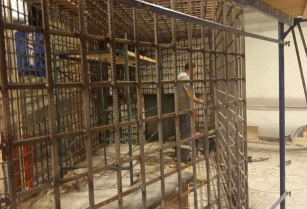 Росіяни далі готують сцену для проведення суду над захисниками у Маріуполі. Фото: Слово і Діло Маріуполь філармонія