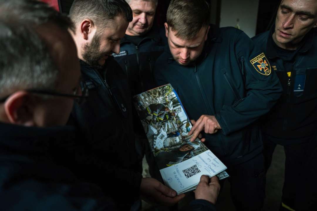 На страницах, собраны фотографии по наиболее резонансным вызовам, с которыми в течение первого года войны имели дело спасатели ГСЧС