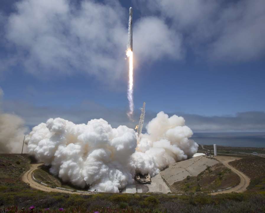 США остановили запуск ракеты за три секунды до начала полета / Фото: Bill Ingalls/NASA via Getty Images Ракета Falcon 9