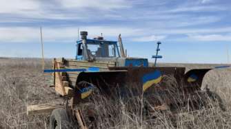 Аграрій з Харківщини переобладнав трактор, щоб працювати на замінованих полях/Фото: Суспільне Аграрій з Харківщини переобладнав трактор, щоб працювати на замінованих полях/Фото: Суспільне