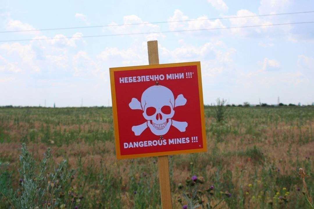 Понад 700 українців постраждали від російських мін