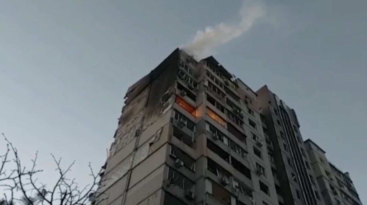 В Киеве обломки ракеты попали в многоэтажку/Фото: ГСЧС Остатки российской ракеты попали в многоэтажку
