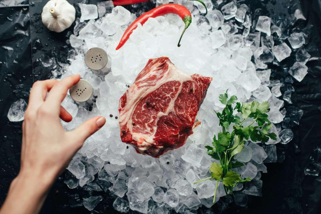 Как быстро разморозить мясо: проверенные способы/Фото: Unsplash