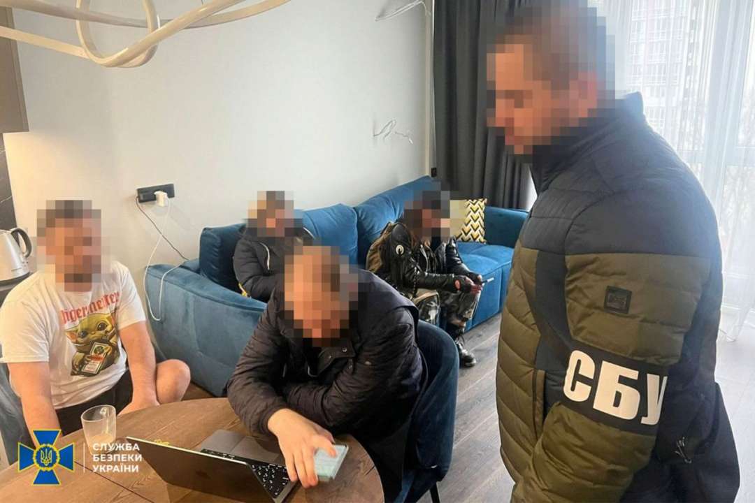 Організатором незаконної діяльності є мешканець Києва, фахівець у сфері ІТ. Своїх спільників він підшукував через власні зв’язки, а також на платформі Darknet Організатором незаконної діяльності є мешканець Києва, фахівець у сфері ІТ. Своїх спільників він підшукував через власні зв’язки, а також на платформі Darknet